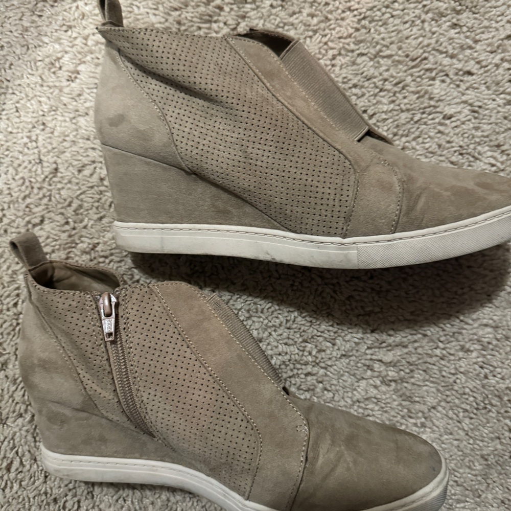 Women’s grey sneaker wedge size 10
